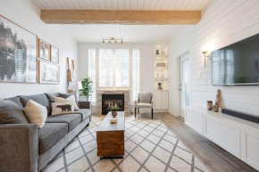 Designer cozy; Ski in/out; hot tub& warm pool.